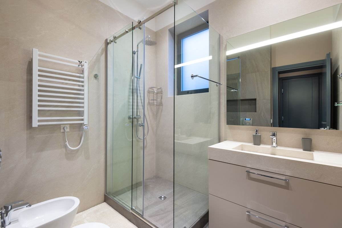 Compact Glass Shower Bathroom with Wall-Mounted Vanity