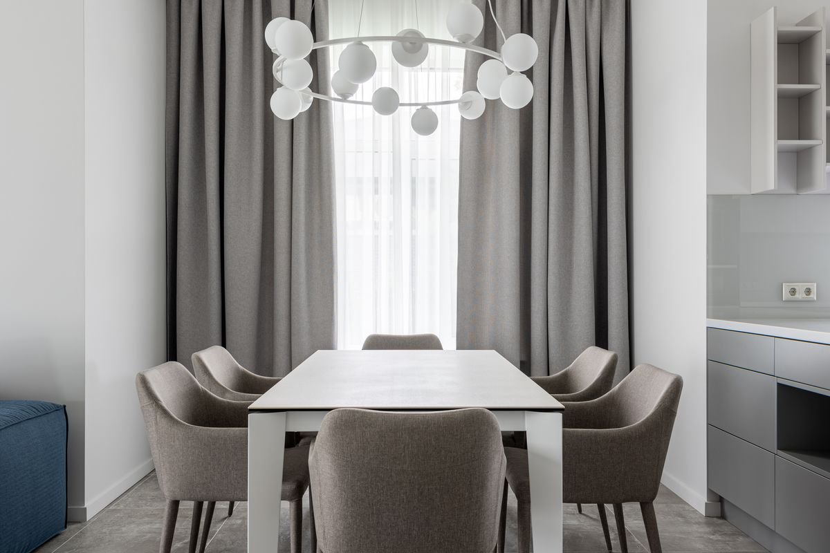 Statement Wallpaper for an Elegant Dining Room