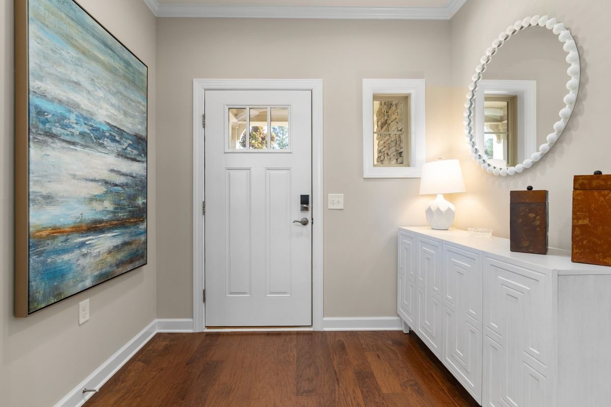 Decor Accents That Complete a Foyer