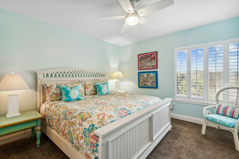 Bright Coastal-Themed Guest Bedroom