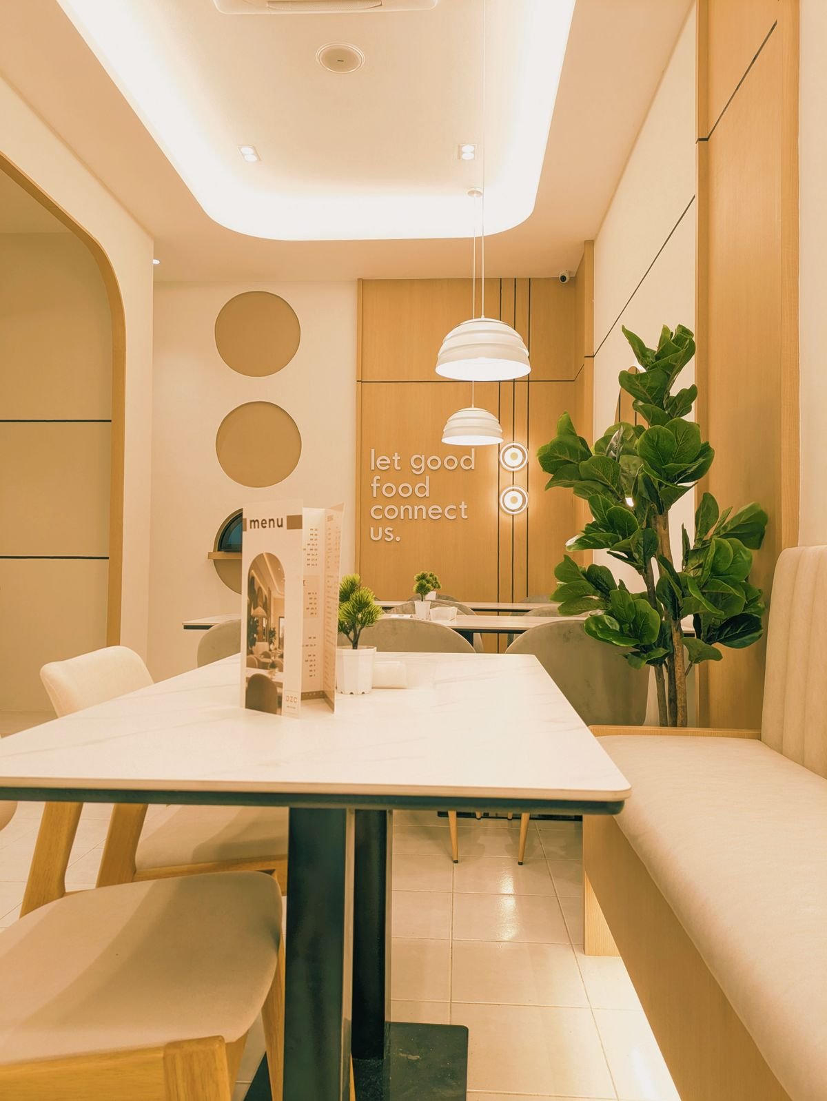 Warm Caf&eacute; Dining Nook with Fiddle-Leaf Fig and Pendant Lights