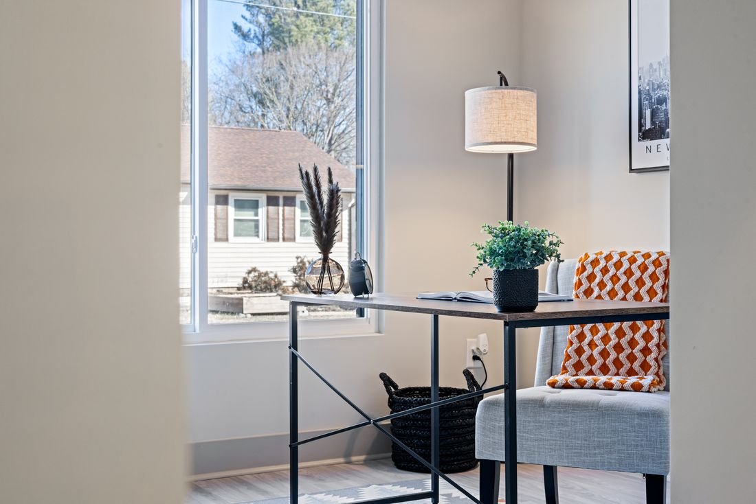 Home Office: Light from the side, wall behind you